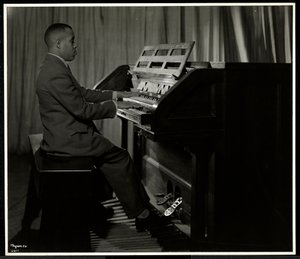 Hombre afroamericano tocando el órgano en la Asociación para Ciegos de Nueva York, 111 East 59th Street, Nueva York, 1934
